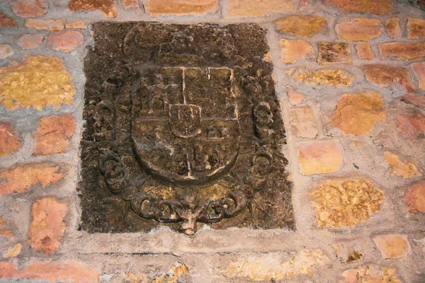 Escudo de armas castillo de Alcázar en el estilo románico Segovia S — Foto de Stock