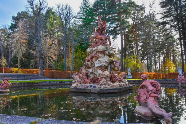 Прекрасные сады и фонтаны Королевского сайта Ла Гран — стоковое фото