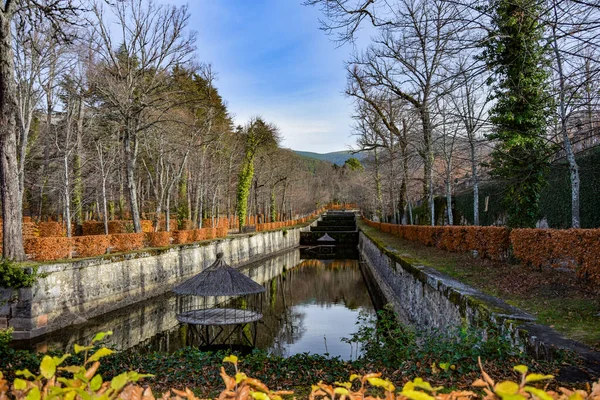De vackra trädgårdarna sjön dammar kanaler av Royal Site of La — Stockfoto
