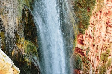 İspanya dağlarında güzel ve alışılmadık şelaleler