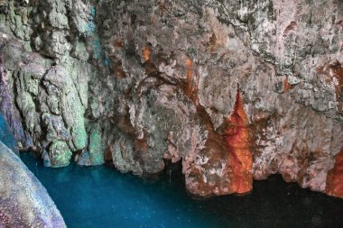 Mağara kanalı su gölü İspanya 'nın kayalıkları