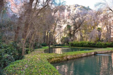 Güzel bahçeler göl göletleri La Royal Site 'ın kanalları 