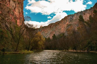 Mağara kanalı su gölü İspanya 'nın kayalıkları