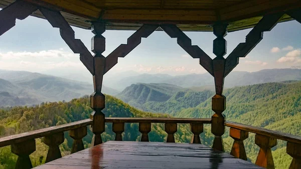 Vista de las montañas de Georgia desde el mirador de pie en la parte superior — Foto de Stock
