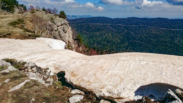 En lo alto de las montañas de Georgia, la nieve no se derrite ni siquiera en suma — Foto de Stock
