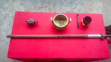 Bir Çin Taoist manastırında tören kılıcı masanın üstünde.