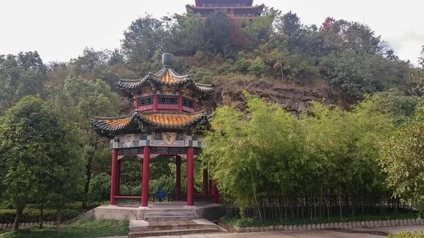 Pagode templo budista em um mosteiro taoísta chinês — Fotografia de Stock