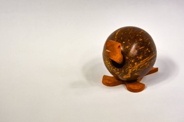 Beyaz arka planda el yapımı gülümseyen tahta kaplumbağa.