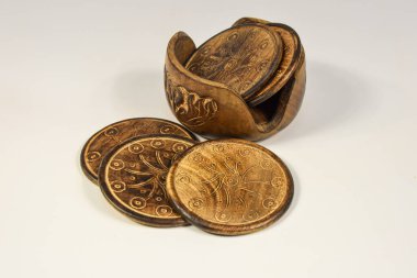 Beyaz arka planda oyulmuş ahşap bardak altlıkları.