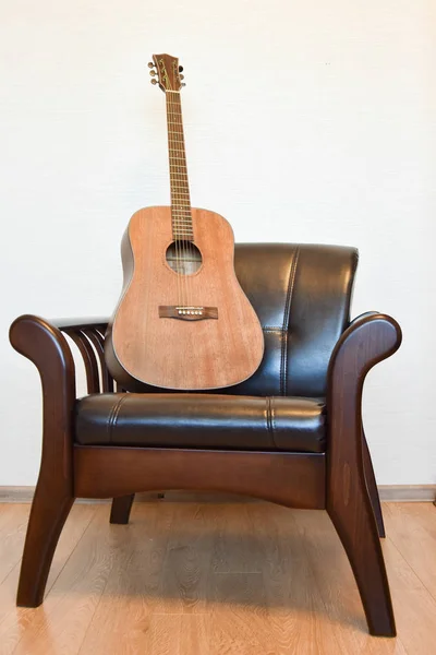 Acoustic Six String Guitar Vintage Leather Armchair Interior — Stock Photo, Image