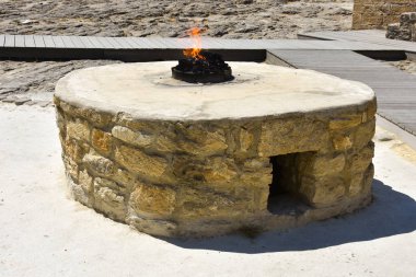 Ateşe tapanların tapınağındaki küçük saygı duyulan ateş Ateshgah.