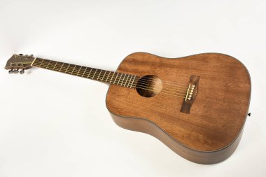 Beyaz arka planda altı telli güzel akustik gitar.