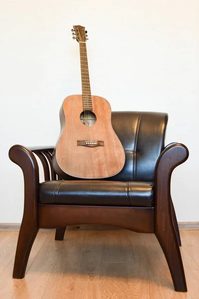 Acoustic Six String Guitar Vintage Leather Armchair Interior — Stock Photo, Image