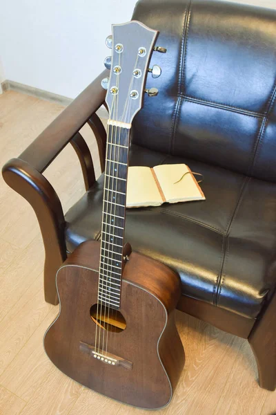 Acoustic Six String Guitar Vintage Leather Armchair Vintage Notepad Interior — Stock Photo, Image