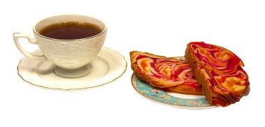 Mavi tabakta vişneli kek ve beyaz arka planda izole edilmiş bir fincan kahve.