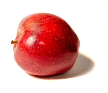 Kırmızı elma beyaz arkaplanda izole edilmiş.