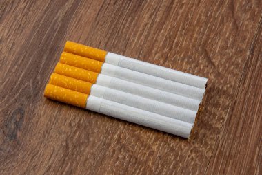 Ahşap sırtüstü sigara filtresi yakın plan.
