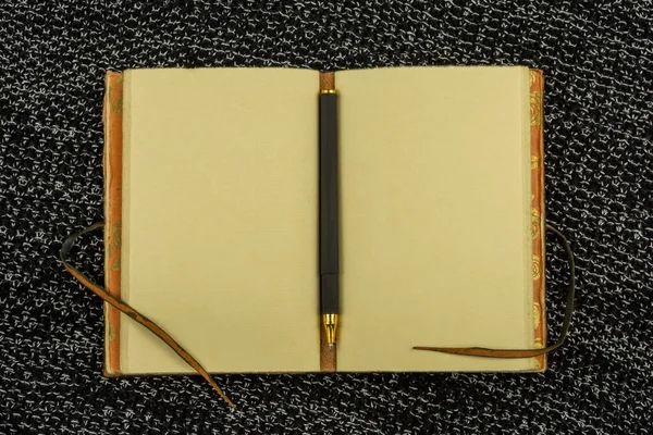 Aperto Notebook Vintage Penna Uno Sfondo Tessuto Lavorato Maglia Nero — Foto Stock