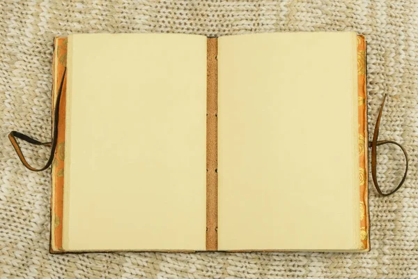 Offene Vintage Notizbuch Auf Beige Strickstoff Hintergrund Draufsicht Flache Lage — Stockfoto
