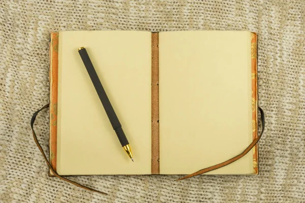 Open Vintage Notebook Penna Tessuto Beige Maglia Sfondo Vista Dall — Foto Stock