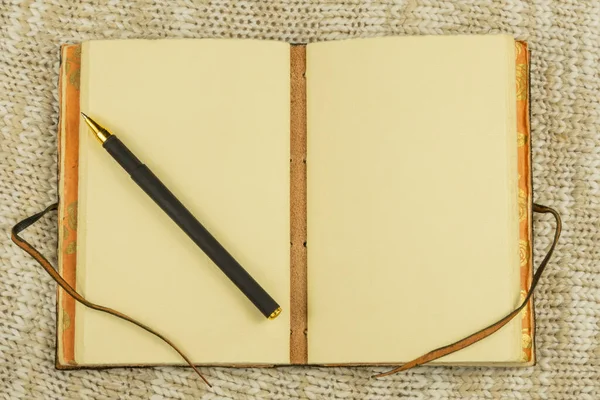 オープンヴィンテージノートとペンでベージュニット生地の背景トップビューフラットレイ — ストック写真