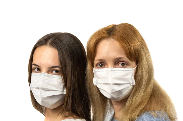 Dziewczyny Maskach Medycznych Chroniących Przed Epidemią Koronawirusu Izolowanego Białym Tle — Zdjęcie stockowe