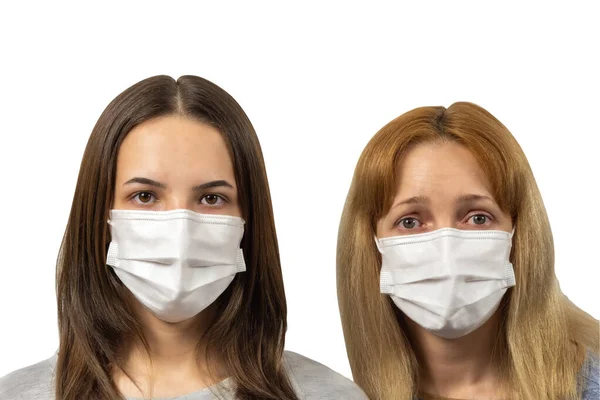 Dziewczyny Maskach Medycznych Chroniących Przed Epidemią Koronawirusu Izolowanego Białym Tle — Zdjęcie stockowe
