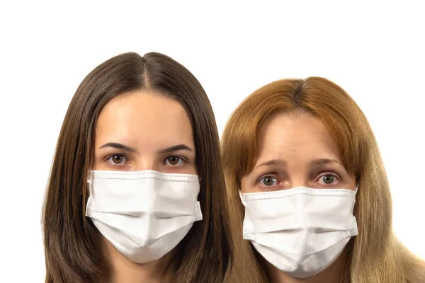 Dziewczyny Maskach Medycznych Chroniących Przed Epidemią Koronawirusu Izolowanego Białym Tle — Zdjęcie stockowe