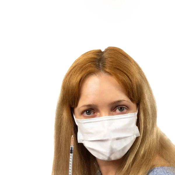 Dziewczyny Maskach Medycznych Chroniących Przed Epidemią Koronawirusu Izolowanego Białym Tle — Zdjęcie stockowe