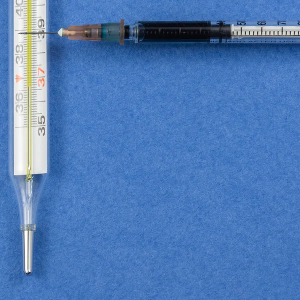 Medical Thermometer Syringe Injection Solution Blue Background — Stock Photo, Image
