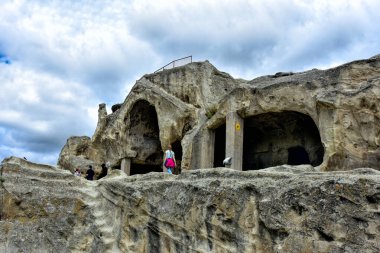 Uplistsikhe, Gürcistan - 13 Ağustos 2018: Antik mağaralarda bir geziye çıkan turistler. Asya 'daki antik mağara şehri Uplistsikhe.
