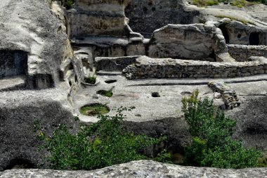 Eski mağaralarda gezintiye çıkan turistler. Gürcistan, Asya 'daki antik mağara şehri Uplistsikhe