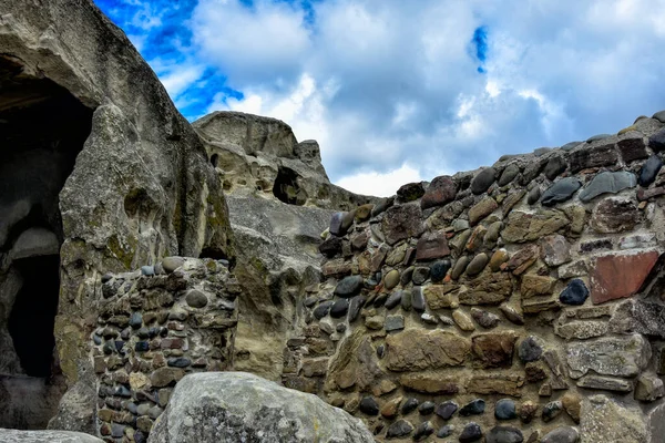 Turyści Wycieczce Starożytnych Jaskiniach Starożytne Miasto Jaskiniowe Uplistsikhe Gruzji Azja — Zdjęcie stockowe