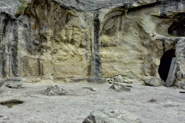 Turisták Egy Kiránduláson Ősi Barlangokban Uplistsikhe Ősi Barlangvárosa Grúziában Ázsiában — Stock Fotó