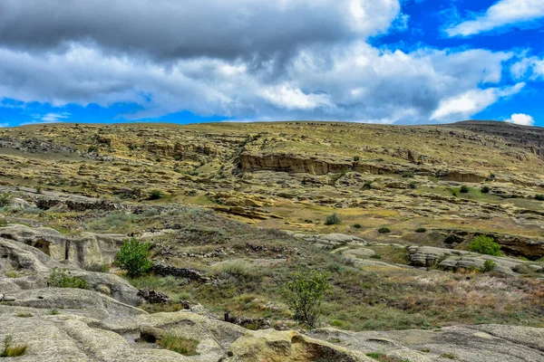 Turisták Egy Kiránduláson Ősi Barlangokban Uplistsikhe Ősi Barlangvárosa Grúziában Ázsiában — Stock Fotó