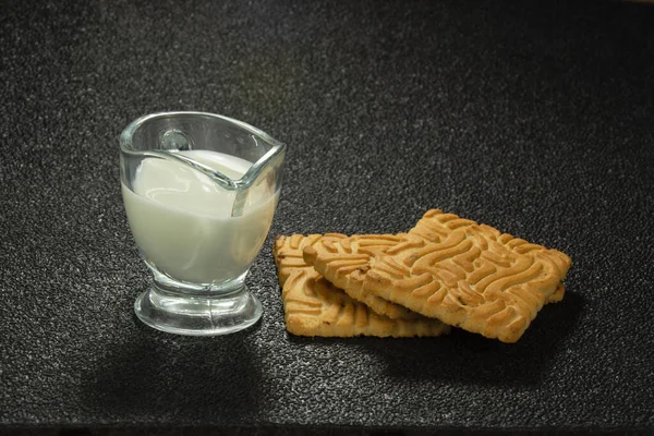 Transparent Glass Sauceboat Milk Cookies Close Black Background — Stock Photo, Image
