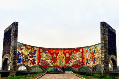 Çapraz geçiş, Gürcistan-10 Ağustos 2018: Gürcistan Askeri yolunda Halkın Dostluğu Kemeri, turistler eğlenceyi ziyaret ediyor ve Kafkasların güzel manzarasına hayran kalıyorlar