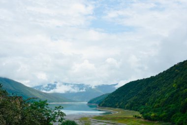 Georgia 'daki eski Ananuri kalesi. Ortodoks manastırı ve güzel Zhinvali deposu.
