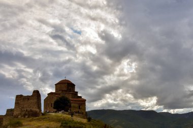 Mtskheta, Gürcistan - 10 Ağustos 2018: Jvari manastırı manzarası, Eski Mtskheta (UNESCO dünya mirası alanı) üzerindeki kayalık bir dağın tepesindeki 6. yüzyıl Ortodoks manastırı, Aragvi ve Kura nehirlerinin kesişmesi, Gürcistan