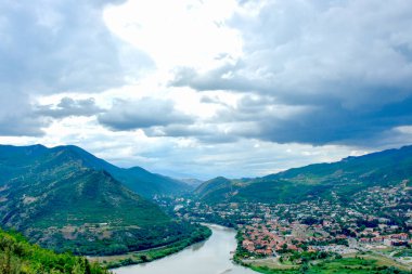 Eski Gürcistan 'ın başkenti Mtskheta' da Aragvi ve Kura nehirlerinin birleştiği yer.