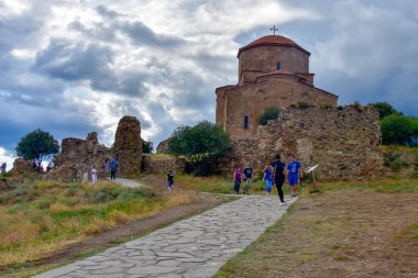 Mtskheta, Gürcistan - 10 Ağustos 2018: Jvari manastırı manzarası, Eski Mtskheta (UNESCO dünya mirası alanı) üzerindeki kayalık bir dağın tepesindeki 6. yüzyıl Ortodoks manastırı, Aragvi ve Kura nehirlerinin kesişmesi, Gürcistan