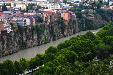 Tiflis, Gürcistan-11 Ağustos 2018: Yağmurdan sonra Gürcistan 'ın başkenti Tiflis' in panoramik manzarası