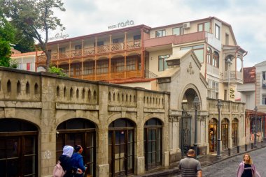 Tiflis, Gürcistan-11 Ağustos 2018: Yağmurdan sonra Gürcistan 'ın başkenti Tiflis sokaklarında vatandaşlar