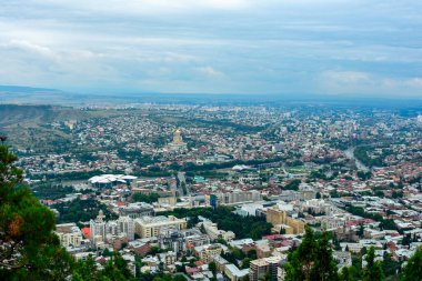 Tiflis, Gürcistan-11 Ağustos 2018: Yağmurdan sonra Gürcistan 'ın başkenti Tiflis' in panoramik manzarası