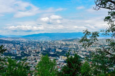 Tiflis, Gürcistan-11 Ağustos 2018: Yağmurdan sonra Gürcistan 'ın başkenti Tiflis' in panoramik manzarası