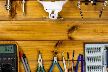 Telefonları, tabletleri ve elektronik aletleri tamir etmek için kullanılan aletler. Üst Manzara. Düz yatıyordu