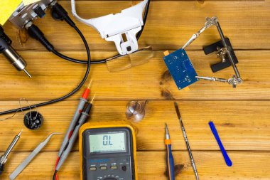Telefonları, tabletleri ve elektronik aletleri tamir etmek için kullanılan aletler. Üst Manzara. Düz yatıyordu
