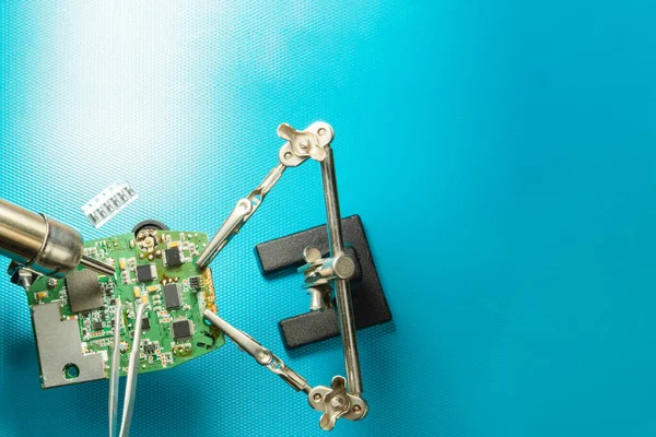 Reparación Dispositivos Electrónicos Placas Circuito Impreso Soldadura Desollado Componentes Electrónicos — Foto de Stock