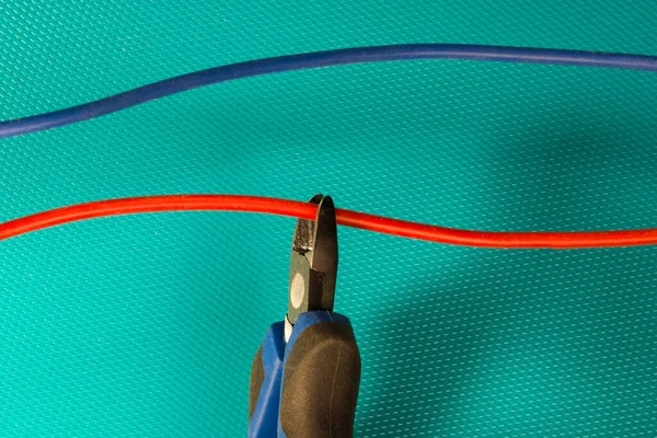 Corte Fio Vermelho Azul Por Cortadores Fio Precauções Segurança Neutralização — Fotografia de Stock