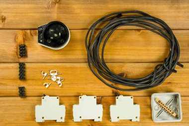 Tahta arka planda elektrikli alet. Üst Manzara. Düz yatıyordu